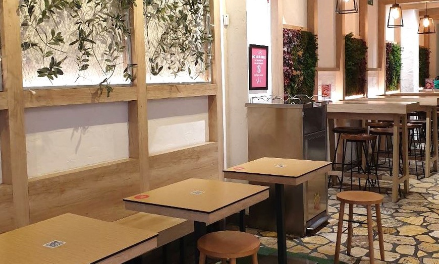 Image 3: Bocadillos ibéricos, bebidas y dulces para 2 o 4 personas