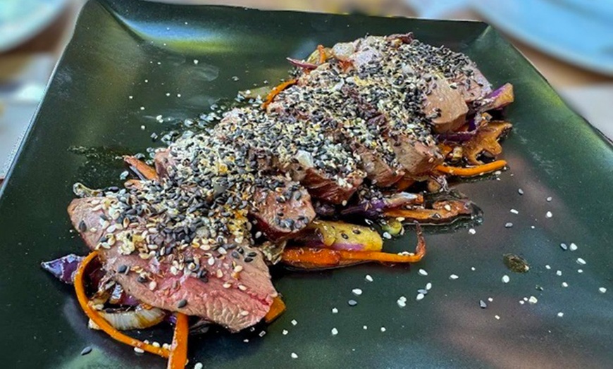 Image 8: Menú para 2 o 4 con entrantes, principales, postres y bebidas