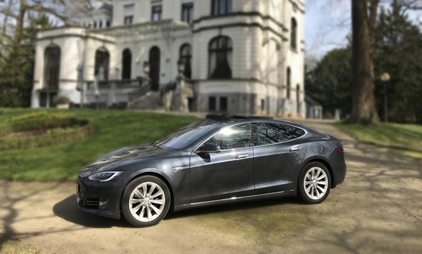 Image 3: Bon de valeur de 50 € chez Tesla Rental 