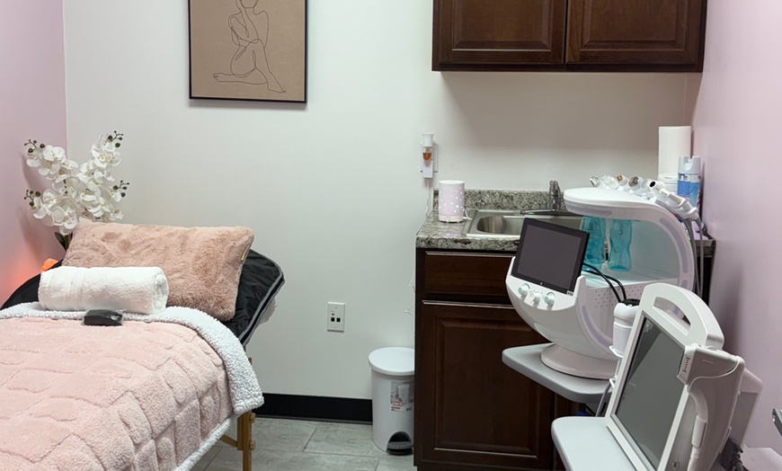 Image 3: Deep Tissue or Swedish Massages & Facials with Hot Stones 