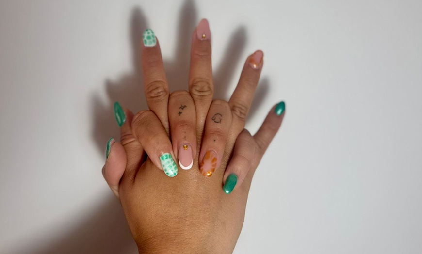 Image 3: Manicura o pedicura semipermanente y opción a refuerzo para 1 persona