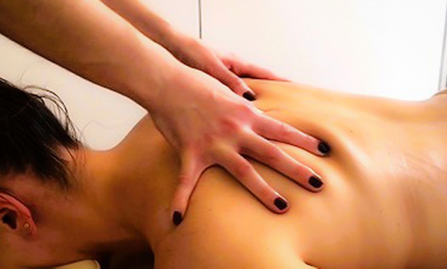 Image 1: Massage du visage Kobido ou massage du corps relaxant