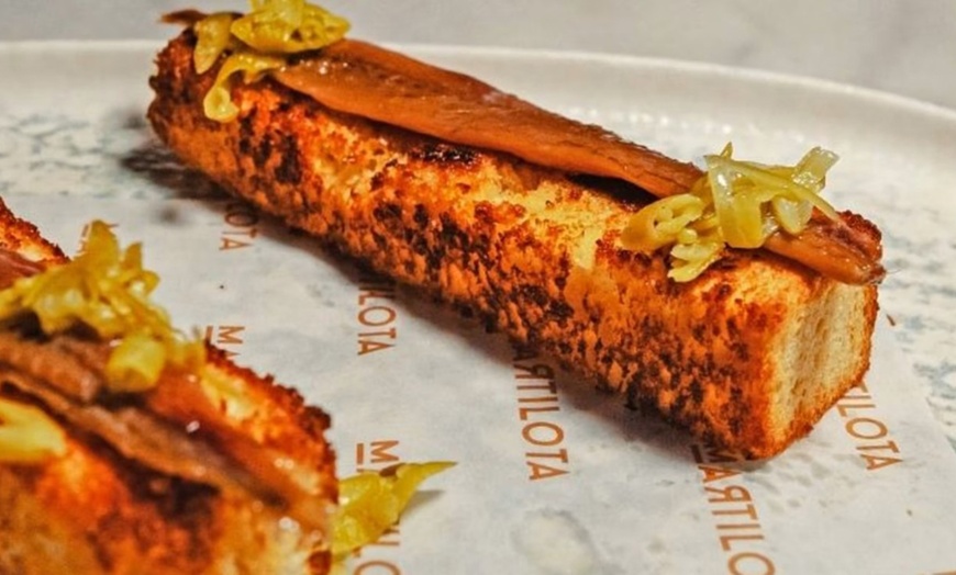 Image 22: Menú mediterráneo con postre y bebida o botella de vino para 2 o 4