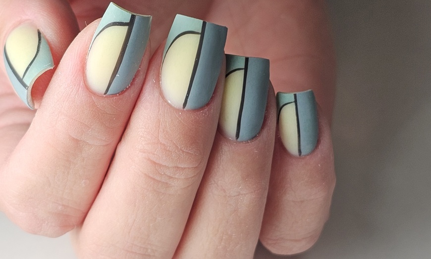 Image 7: Perfekcyjne dłonie i stopy: manicure i pedicure hybrydowy