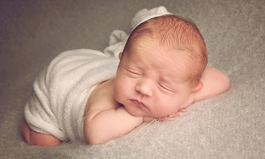 Image 4: Newborn Baby Photoshoot with one print