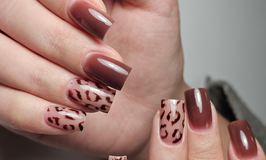 Image 4: Perfekcyjne dłonie i stopy: manicure i pedicure hybrydowy