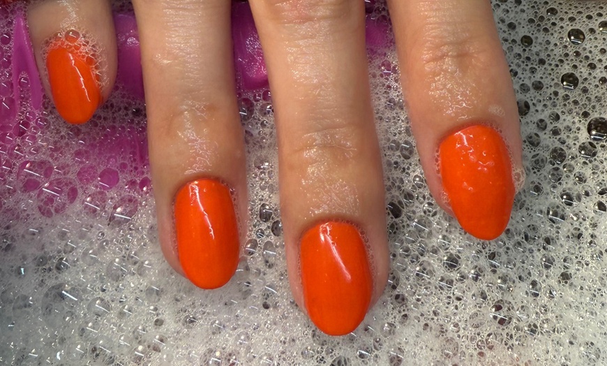 Image 3: Japanische / Pflegende Maniküre, Pediküre oder Nagelmodellage