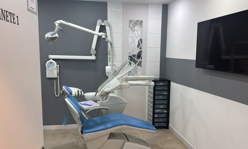 Image 2: Limpieza bucal, flúor, diagnóstico o curetaje con limpieza y revisión
