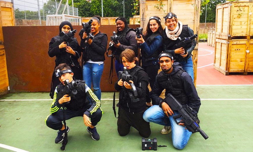 Image 4: Knallen maar: ga de strijd aan in een 900 m² lasergame-arena 