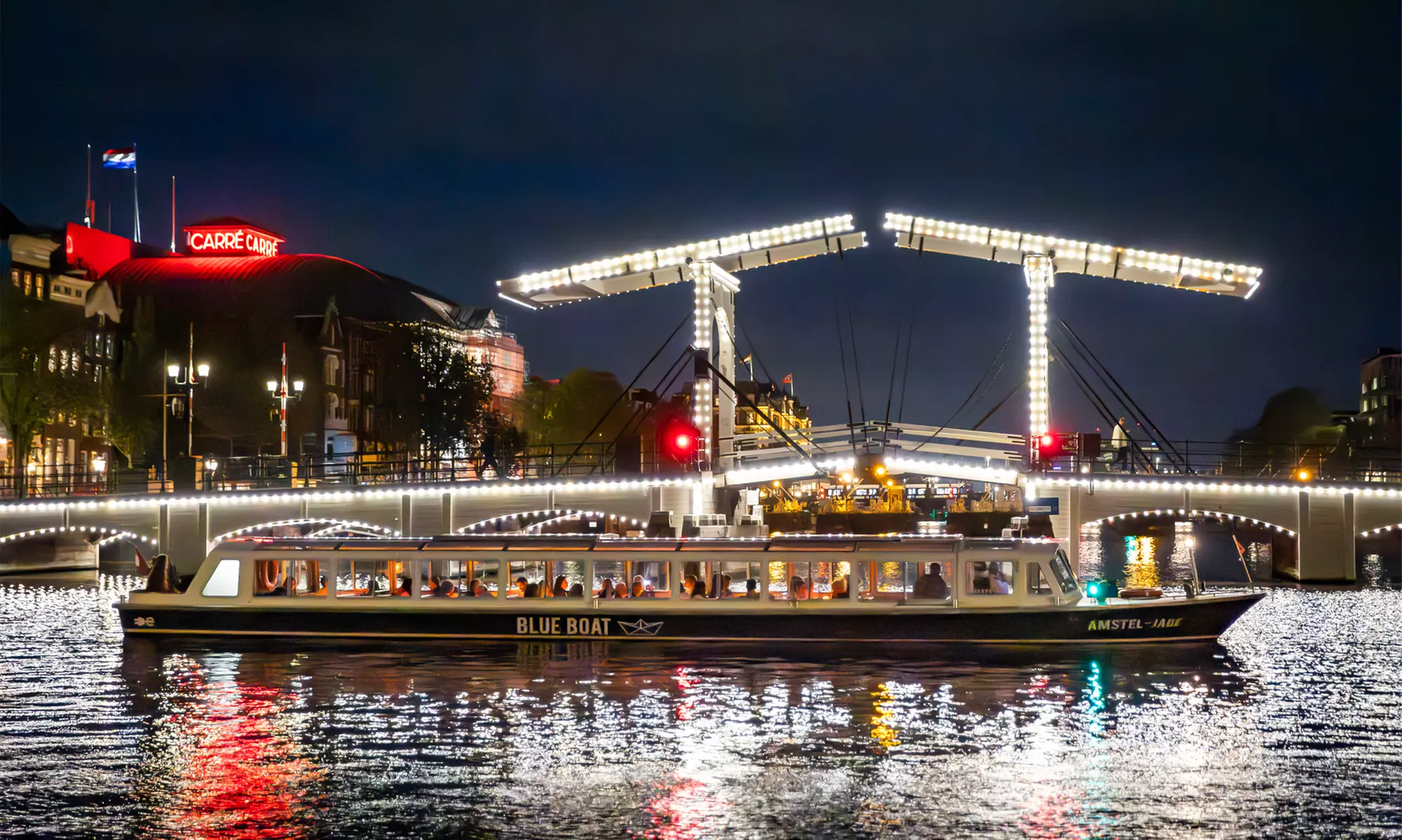 Grachten vol lichtjes en legendes: een avondcruise door Amsterdam