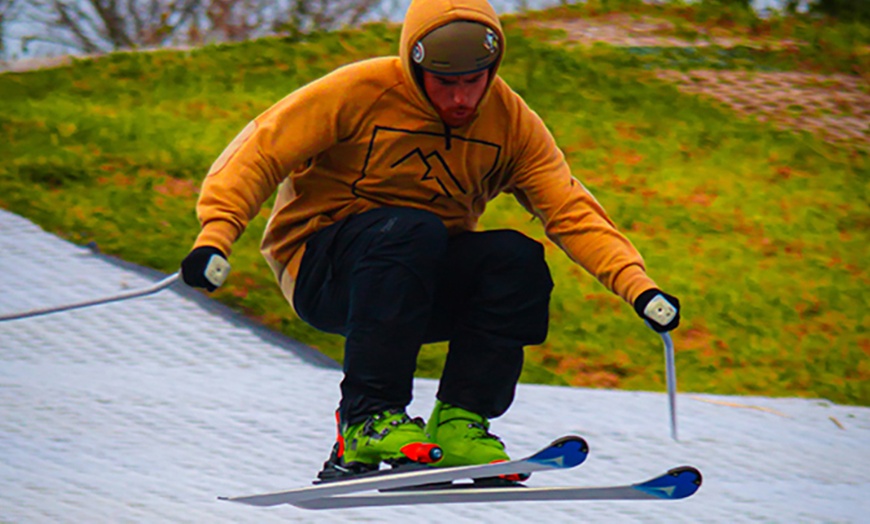 Image 3: 60-Minute Level 1 Snowboard or Ski Lessons with Expert Instructors