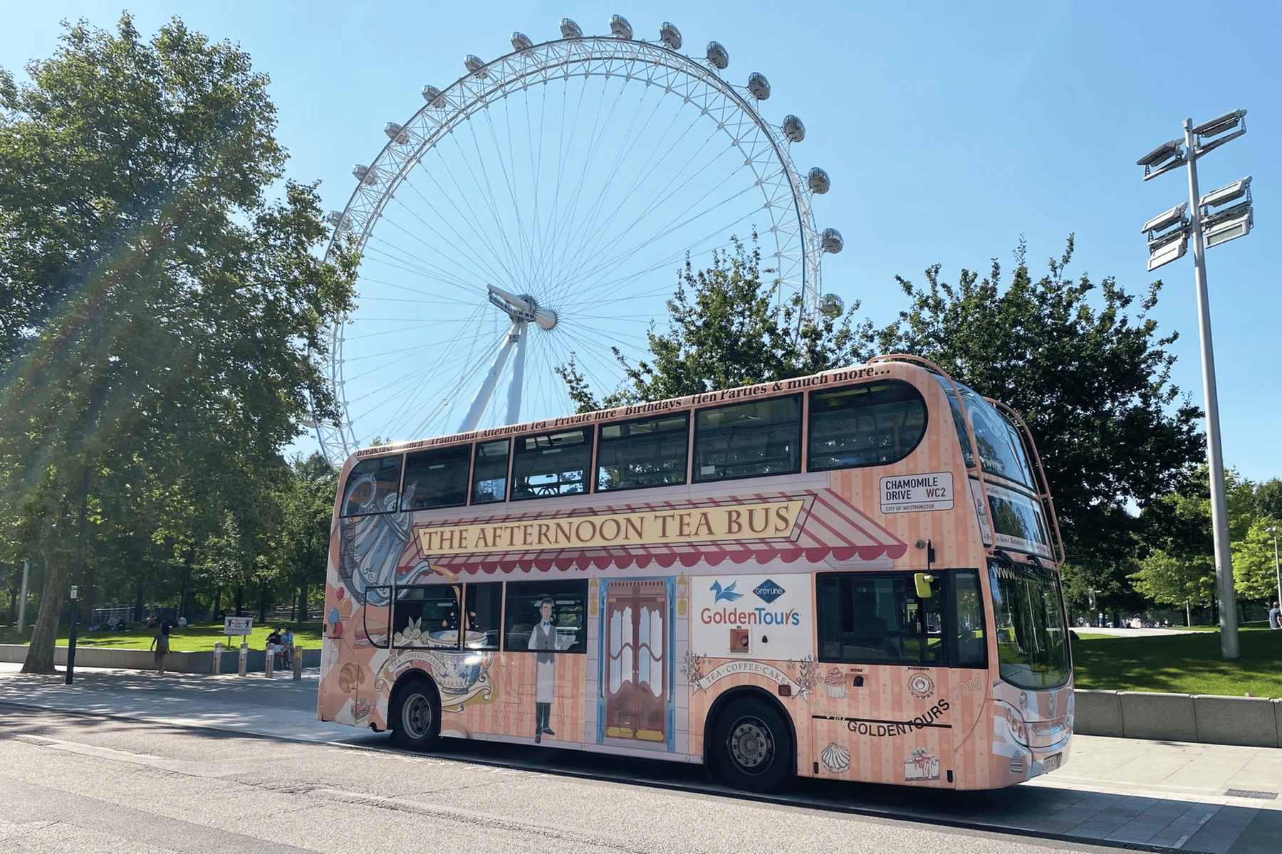 Hop on a Sightseeing & Brunch Classic London Bus Tour