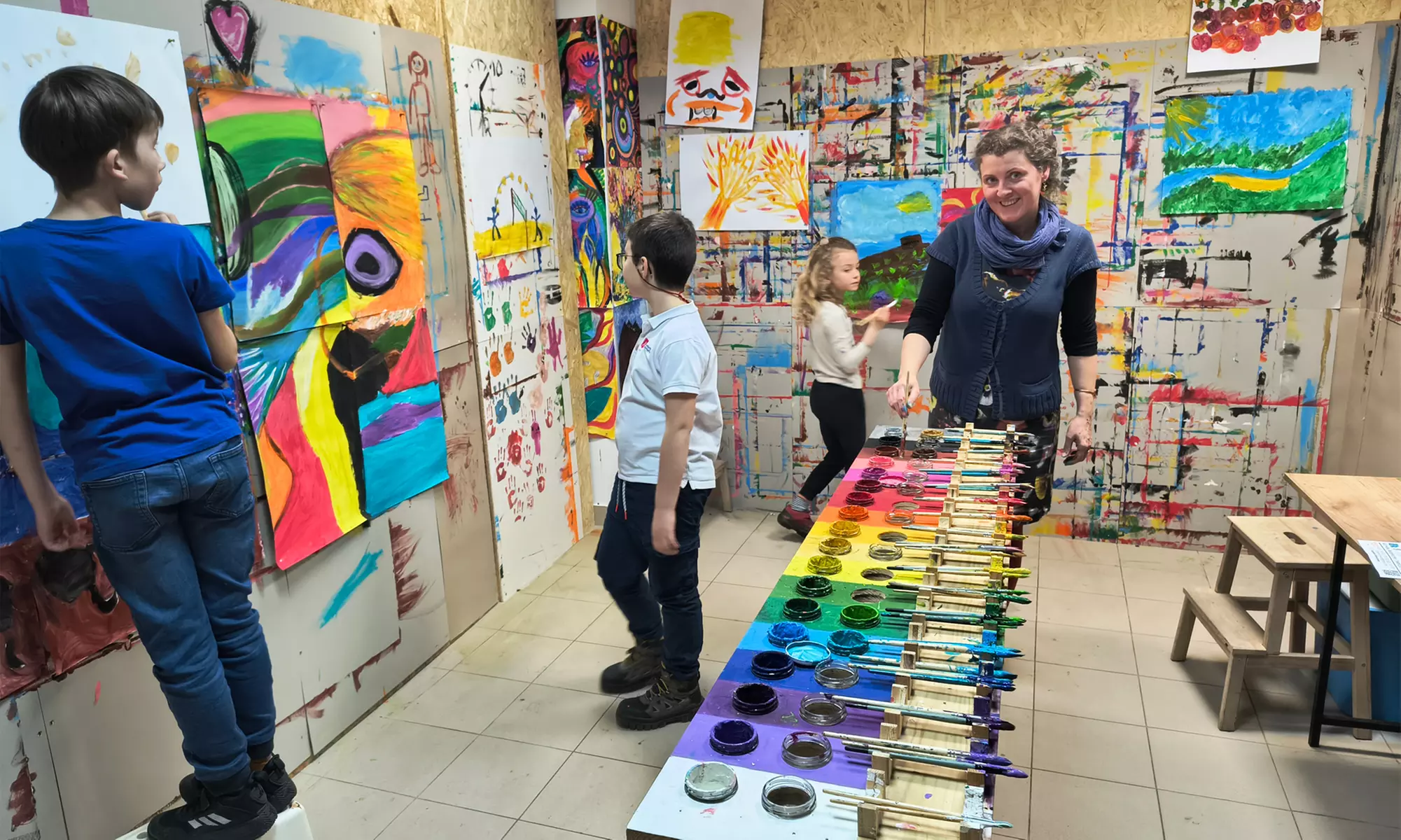 Maluj bez ocen i schematów: swobodne zajęcia malarskie metodą Sterna