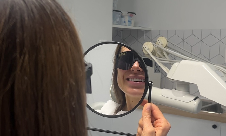 Image 2: Zadbaj o swój uśmiech: skaling, piaskowanie lub pełna higienizacja