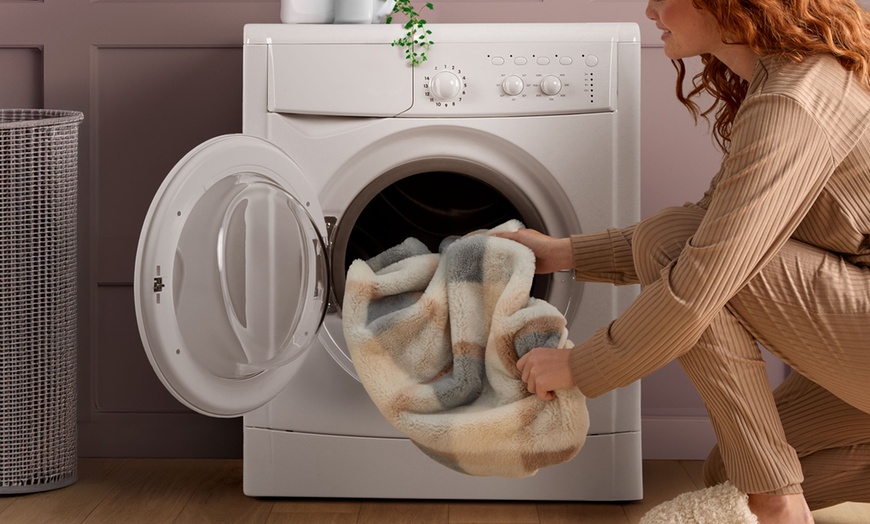 Image 6: Silentnight Snugsie Faux Fur Check Blanket 