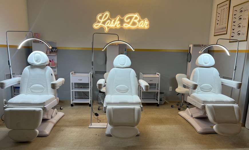Image 3: 60-Minute Facials: Teen, Signature, Men’s Refinement, or HydraFacial