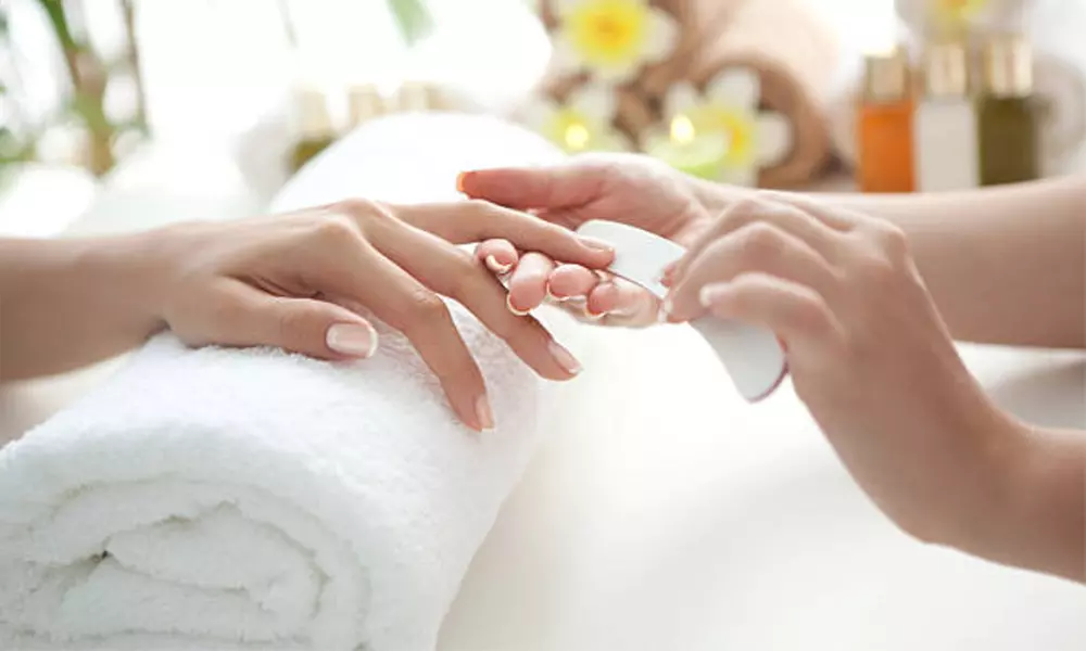 Manicura semipermanente o puesta de uñas de cristal o acrigel