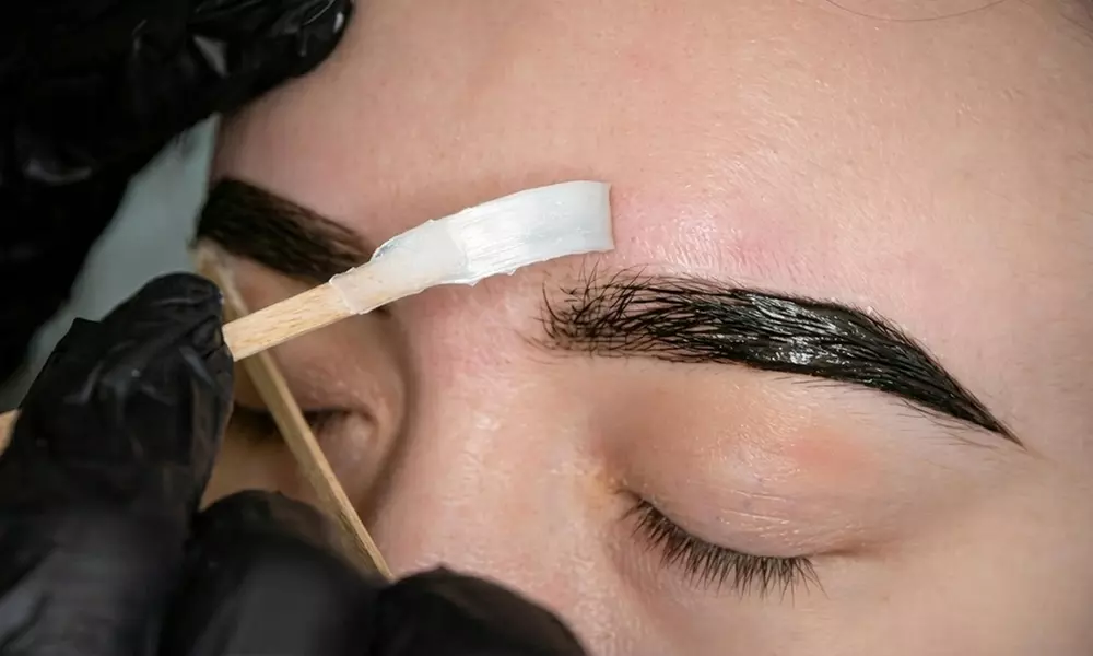 Flawless face: gestileerde brows, gladde bovenlip of volle lashes