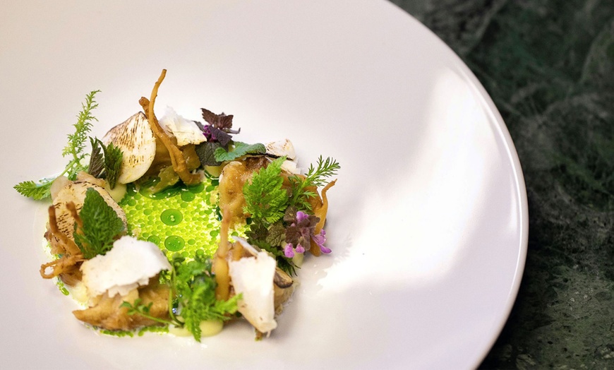 Image 13: Entdecke den kulinarischen Himmel: 6-Gänge-Menü im Michelin-Restaurant