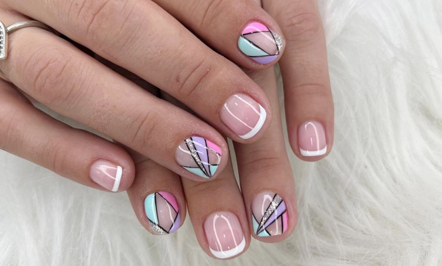 Image 1: Manicura y/o pedicura con esmaltado clásico o semipermanente