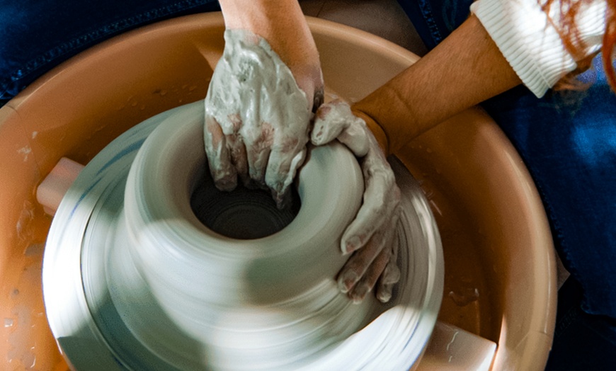 Image 1: Taller de cerámica de 2 h con copa de vino para 1 o 2 personas