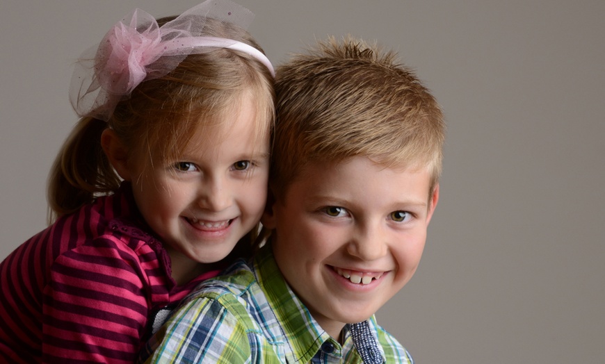 Image 4: Sibling Photoshoot With 8'' x 6'' Print at Barrett & Coe