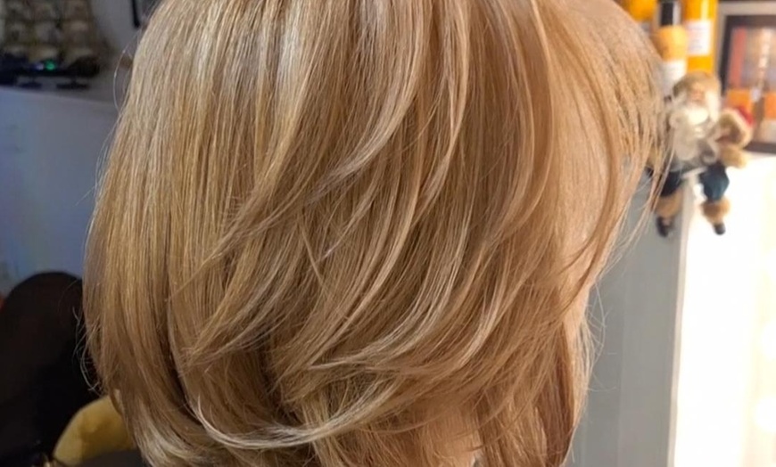 Image 6: Weesp: kappersbehandeling