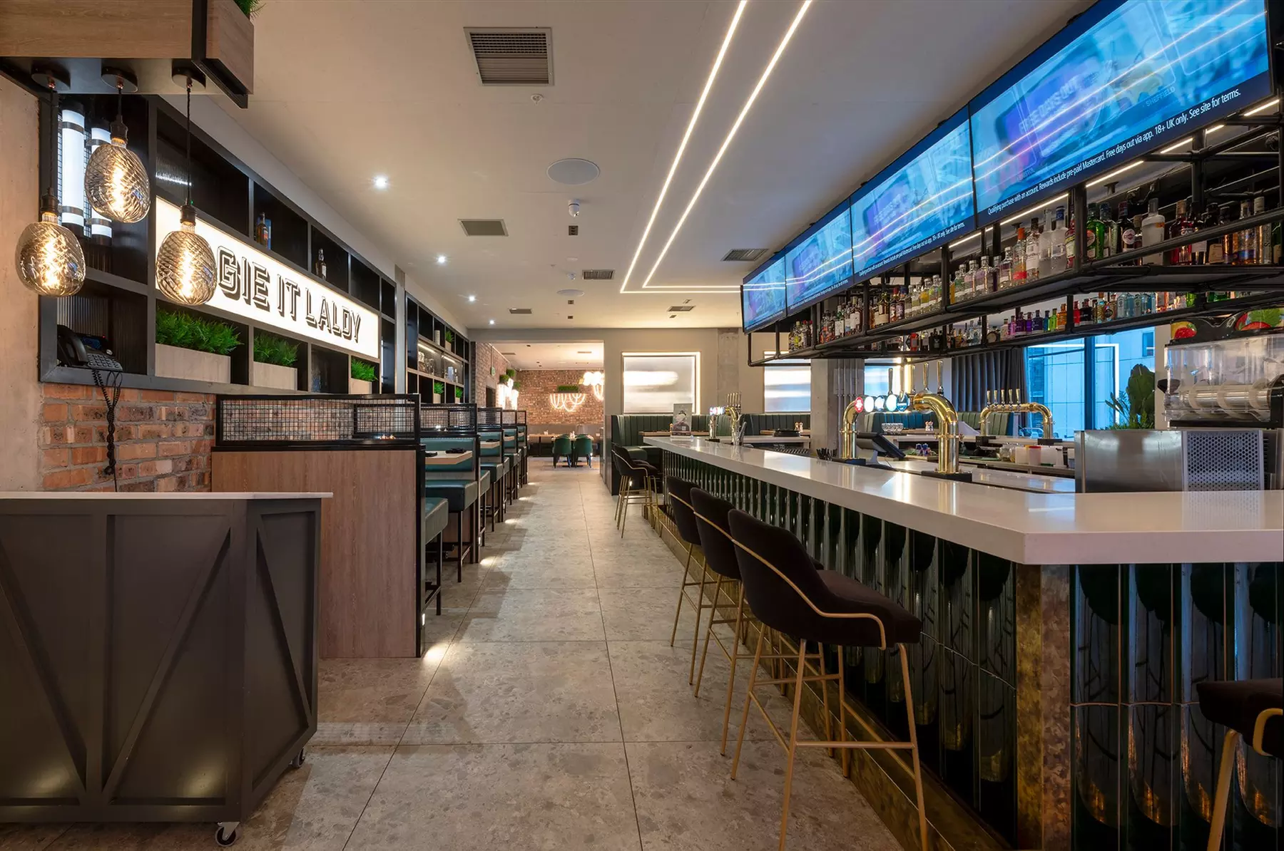 Steak Dinner for 2 or 4 w/ Glass or Bottle of Wine in Glasgow