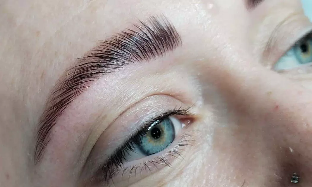 Laminado de cejas con diseño, depilación y tinte de cejas y pestañas