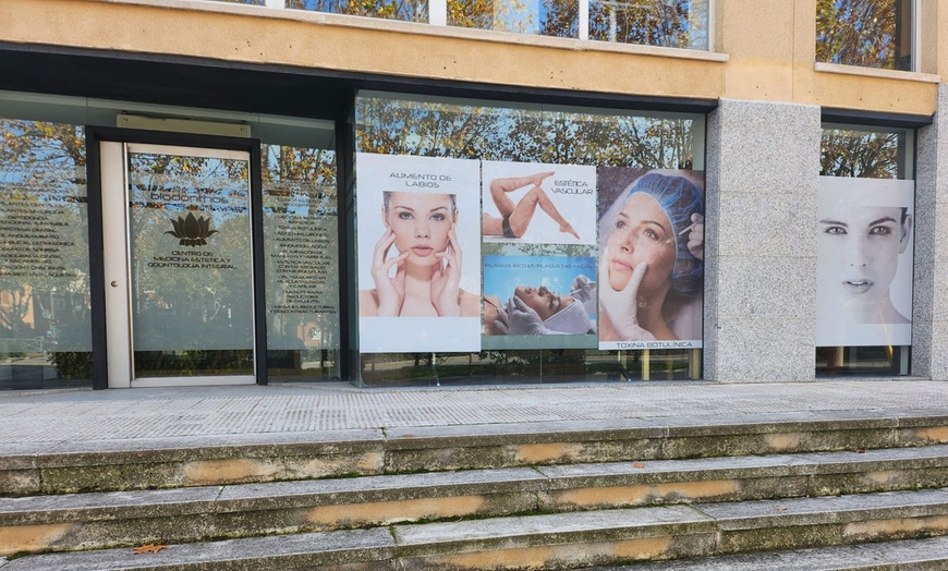 Image 5: Sesión de microblading de cejas o sesión con retoque incluido