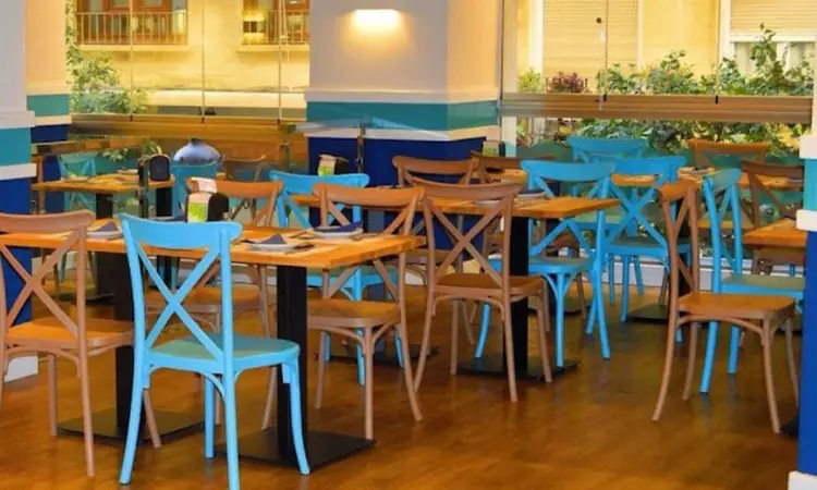 Menú de mariscada para dos con botella de vino en el centro de Málaga