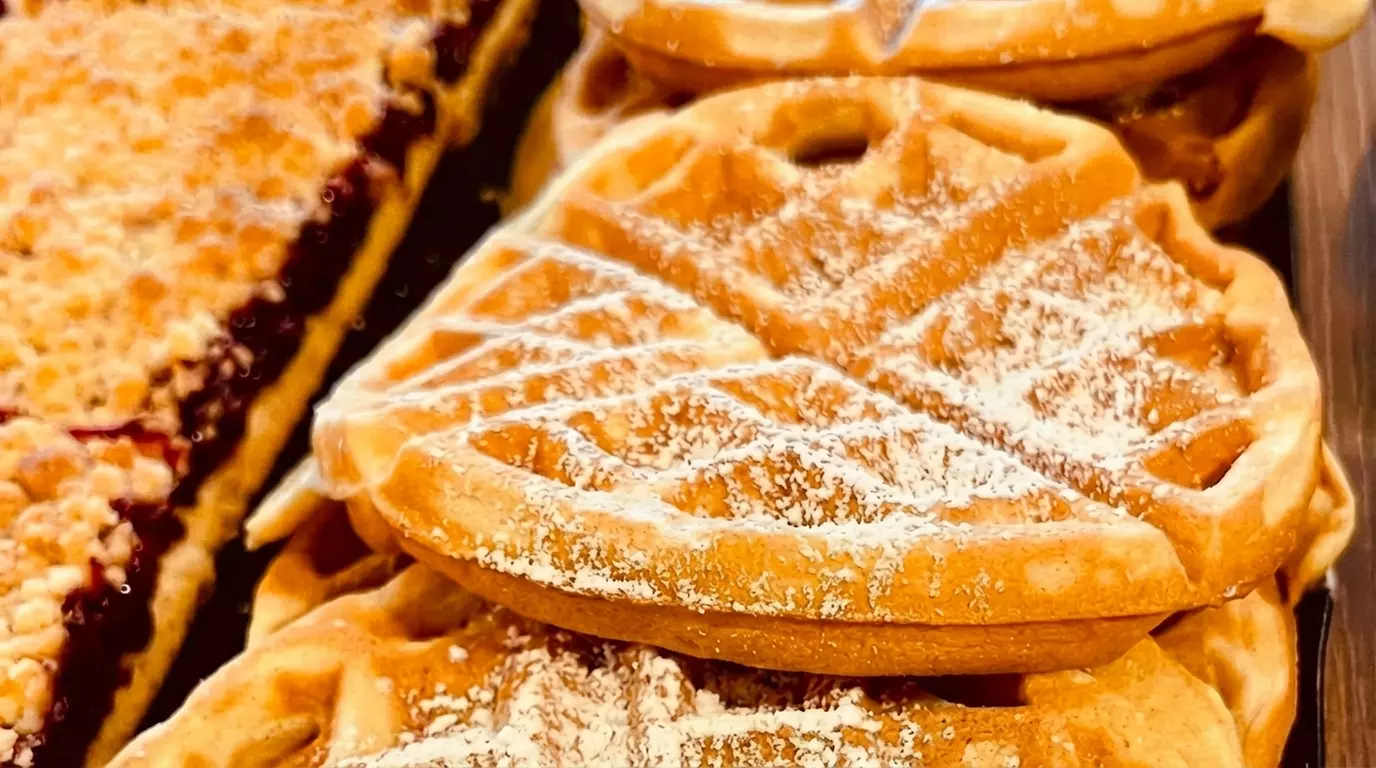 Süße Auszeit: Waffeln mit Puderzucker inkl. Kaffee Crema oder Kakao (bis zu 23% sparen) - Primary Image