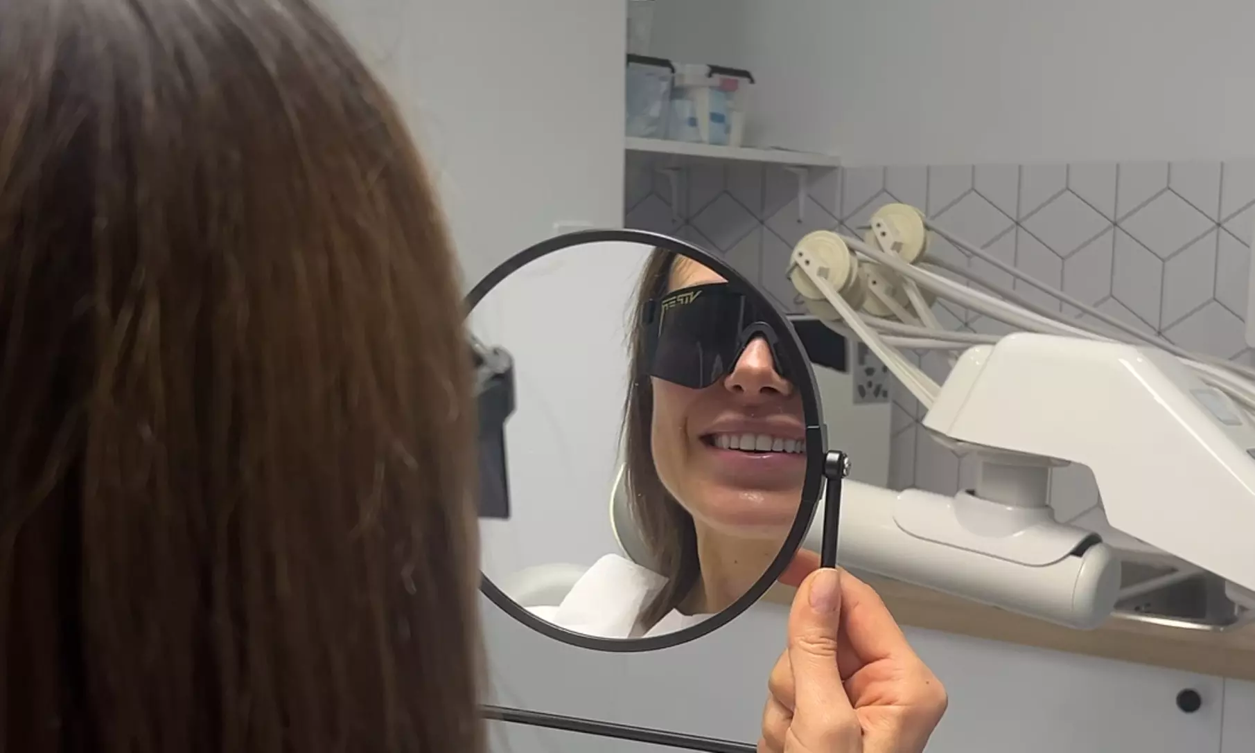 Wybielanie zębów lampą LED lub metodą nakładkową