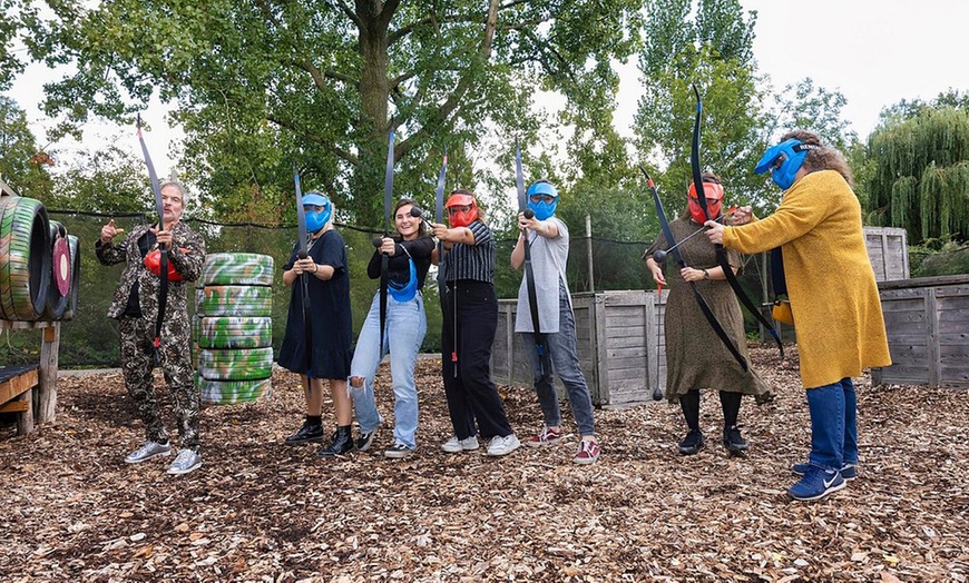 Image 4: Pijlsnel met plezier: speel samen Archery Tag voor 4 tot 10 personen 