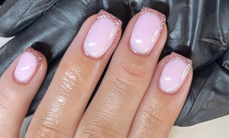 Image 7: Beauté des ongles : vernis semi-permanent ou pose de gel