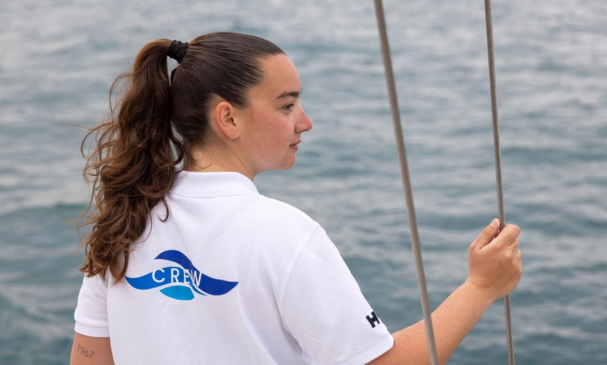 Image 3: Paseo de 2 horas en velero con bebida y picoteo para 1 o 2 personas