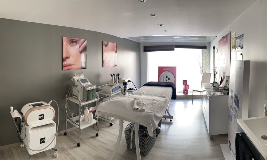 Image 4: Massage californien et soin du visage en option à Lyon