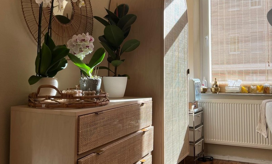 Image 4: 60 Min. Head-Spa Deluxe inkl. Kopfhautcheck, Pflege & Tee für 1 Person