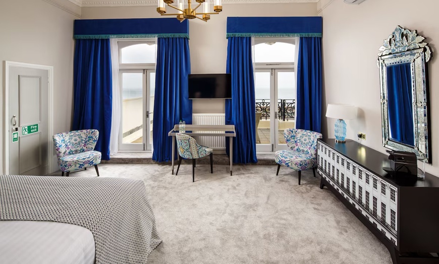 Image 9: Brighton: Seafront Stay for 2 with Breakfast, Welcome Drink & Dinner