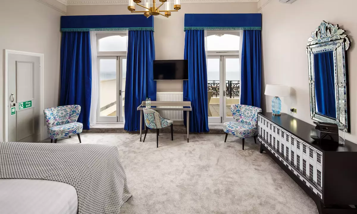 Brighton: Seafront Stay for 2 with Breakfast, Welcome Drink & Dinner