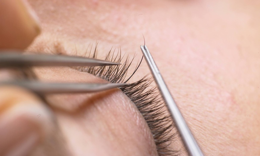 Image 4: Relaxing 60 minute Head & Foot Spa / Deluxe Pamper Package