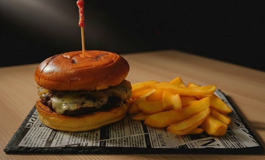 Image 3: Menú Esencial o Premium con entrante, principal, postre, bebida o vino