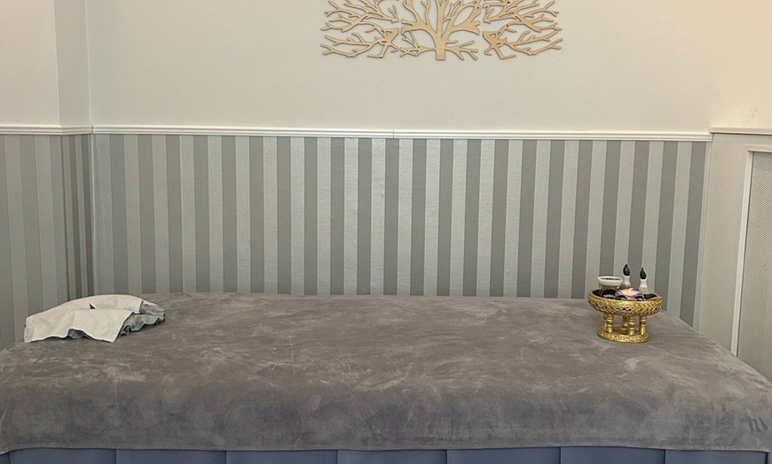 Image 3: 60 Min. traditionelle Thai-Massage oder Hot-Stone-Massage für 1 Person