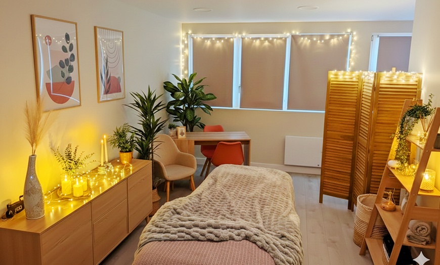 Image 3: Parenthèse détente féminine : massages aux huiles et pierres chaudes