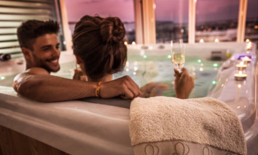 Image 16: Spa privado en pareja con cóctel o botella de cava y bombones 