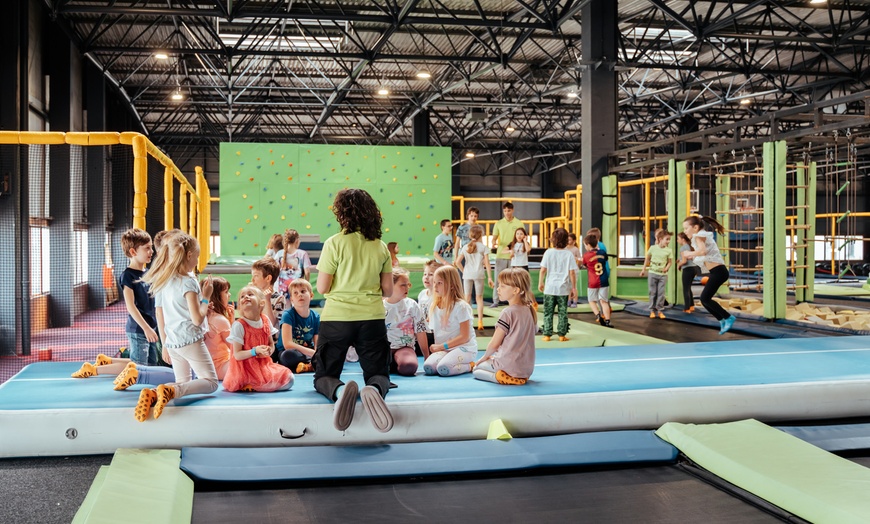 Image 2: Rozrywka w parku trampolin i dmuchańców: nawet cały dzień zabawy!
