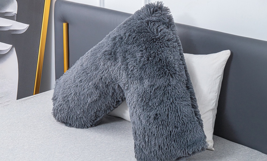 Image 6: Soft and Fluffy V-Shape Fleece Pillow