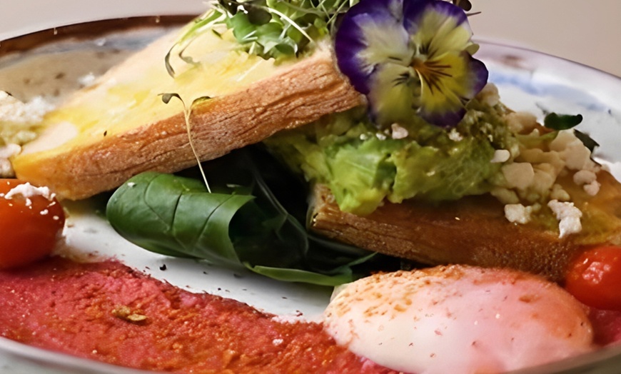 Image 13: Brunch para 2 o 4 con plato salado y dulce y bebida fría y caliente