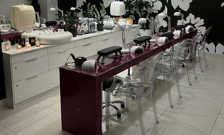 Image 3: Manicure i pedicure hybrydowy, przedłużanie żelem i więcej
