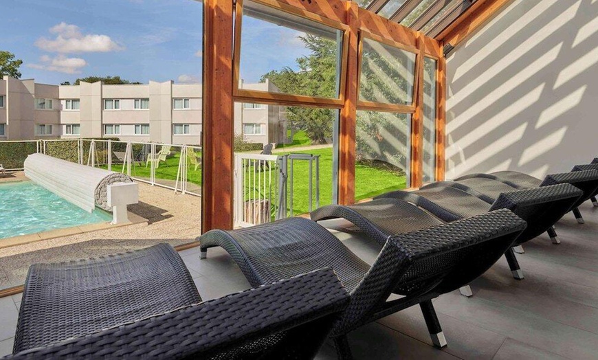 Image 2: Proche Fontainebleau en 4* : chambre double avec pdj et spa
